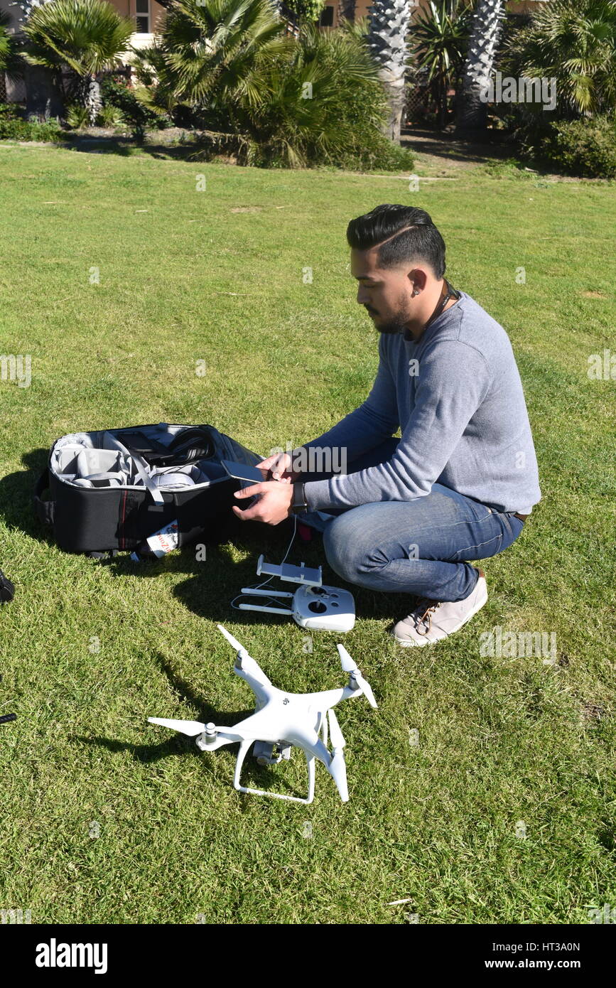 Lizenzierte Drohne Piloten fliegen DJI Phantom 4 Drohne mit einem Gimbal und Kamera angebracht.  Drohne, Fotografie, Video, fliegen, Überwachung. Stockfoto