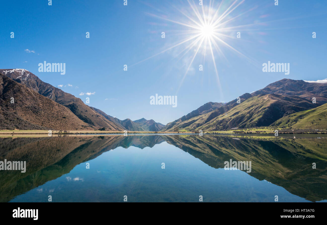 Sunstar, Berge im Lake Moke Lake in der Nähe von Queenstown, Otago Region und Southland, Neuseeland Stockfoto