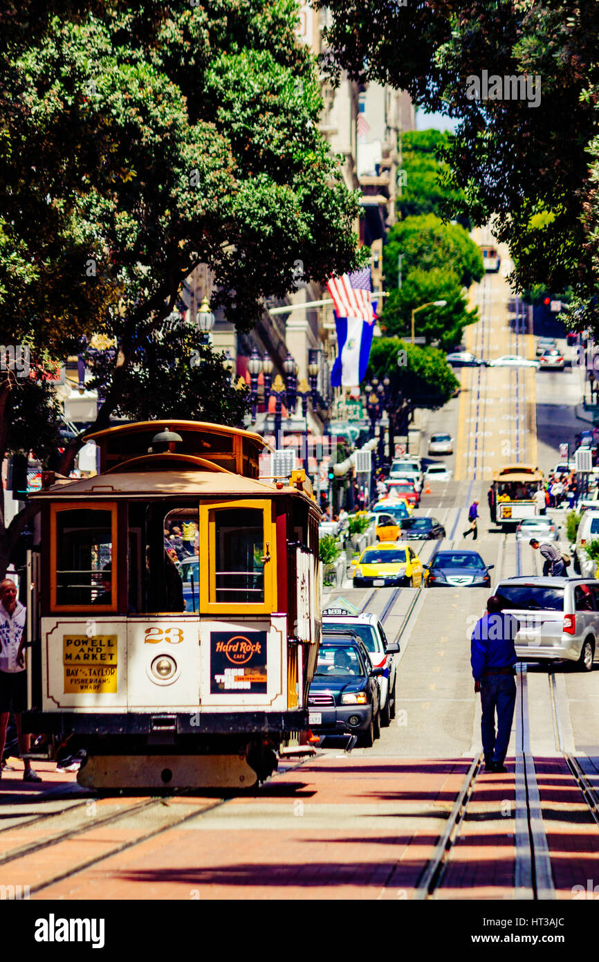 San Francisco, Kalifornien, USA. Zwei Seilbahnen in den Straßen von Frisco, eines der Wahrzeichen der amerikanischen Stadt. Stockfoto