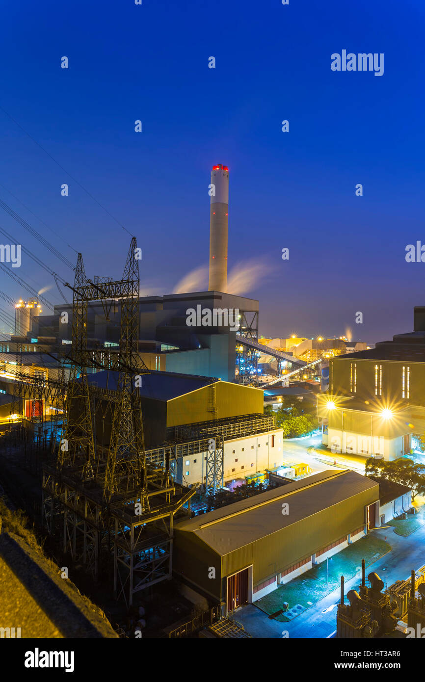 Hong Kong Kraftwerk bei Sonnenuntergang leuchten Licht der petrochemischen Industrie Stockfoto