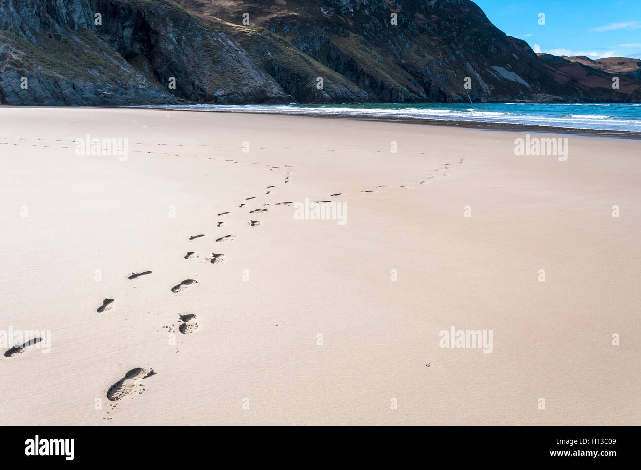 Kreuzenden Wege der Fußabdrücke auf einem Sandstrand im County Donegal, Irland Stockfoto