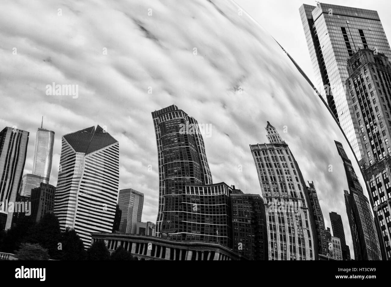 Chicago - ca. Oktober 2009: Cloud Gate, auch bekannt als die Bohne im Millennium Park an einem bewölkten Tag I Stockfoto