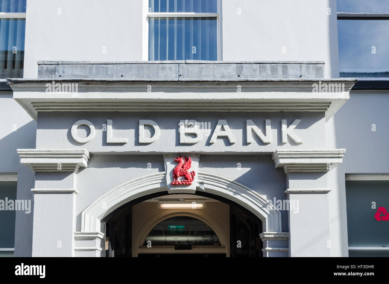 Alte Bank Schild über dem Eingang zum Nat West Bank in alten Gebäude im walisischen Stadt Abergavenny Stockfoto