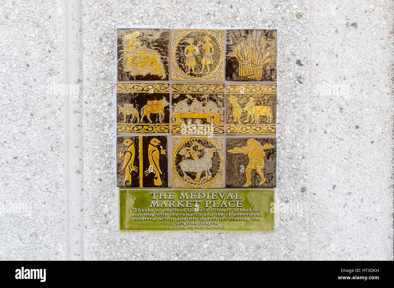 Glasierte Fliesen Zeichen markieren den mittelalterlichen Marktplatz auf historischen Nevill Straße in Abergavenny, Monmouthshire Stockfoto