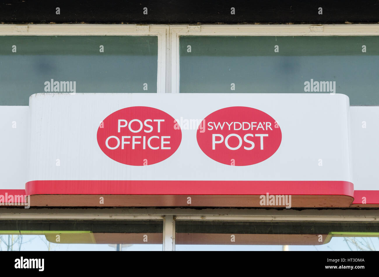 Schild über dem Postamt in Abergavenny in England und Wales Stockfoto