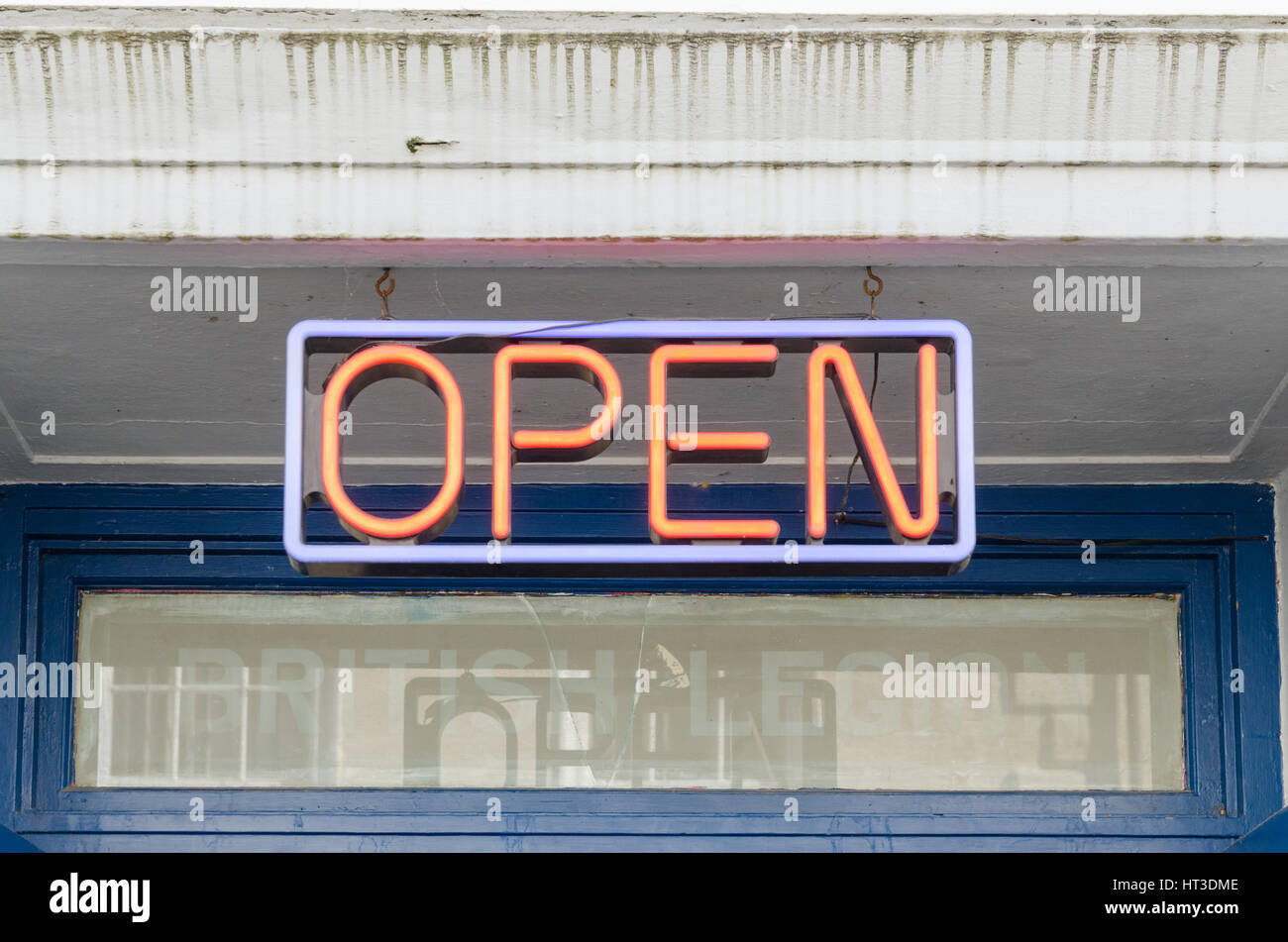 Neon Schild mit der Aufschrift öffnen"" Stockfoto