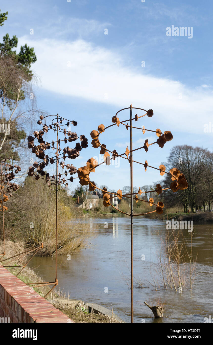 Dekorative Metall Skulpturen am Ufer des Flusses Wye im Courtyard Café De Koffie Topf Stockfoto