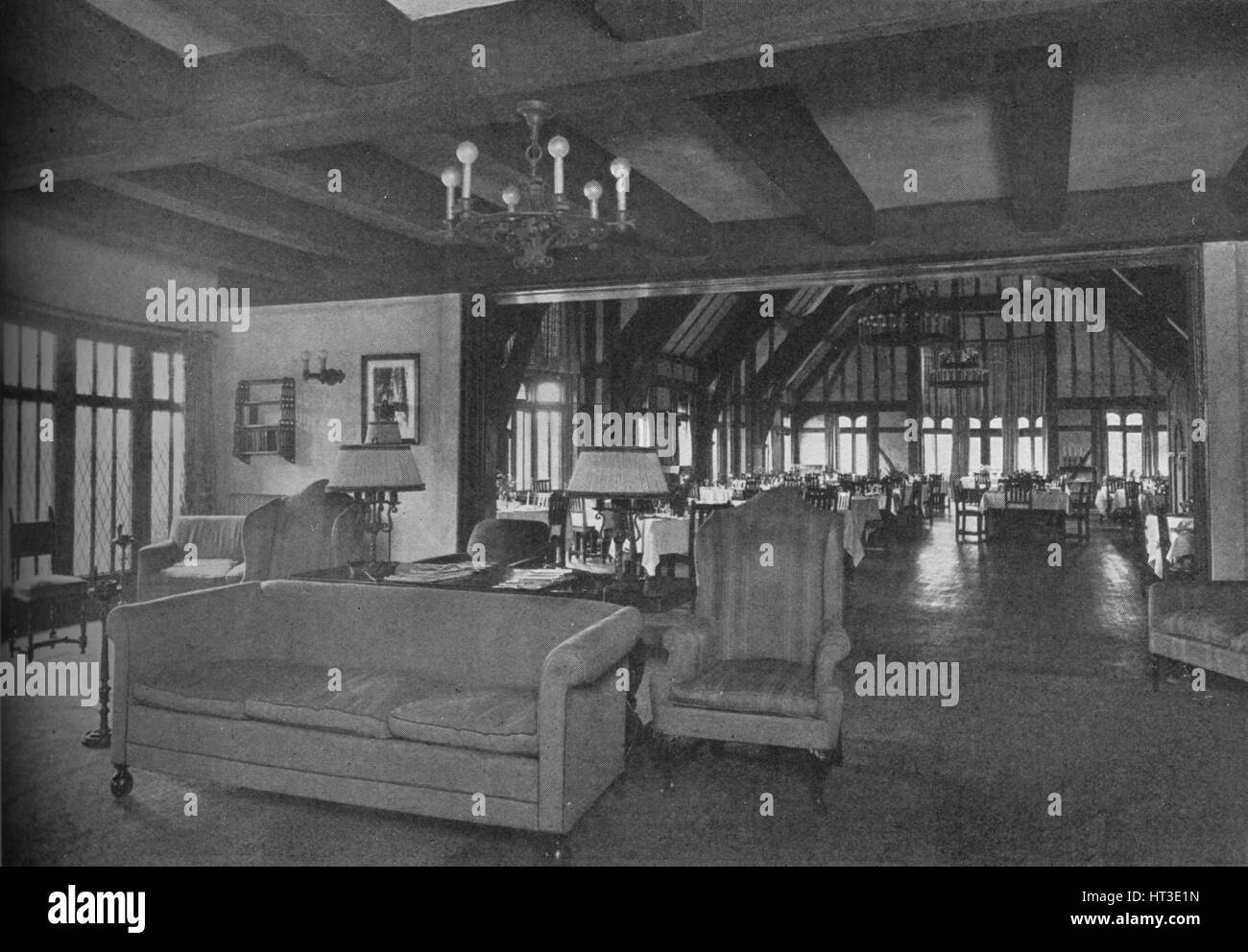 Ansicht des Speisesaals aus der Lounge, Glen View Club, Glenview, Illinois, 1925. Künstler: unbekannt. Stockfoto