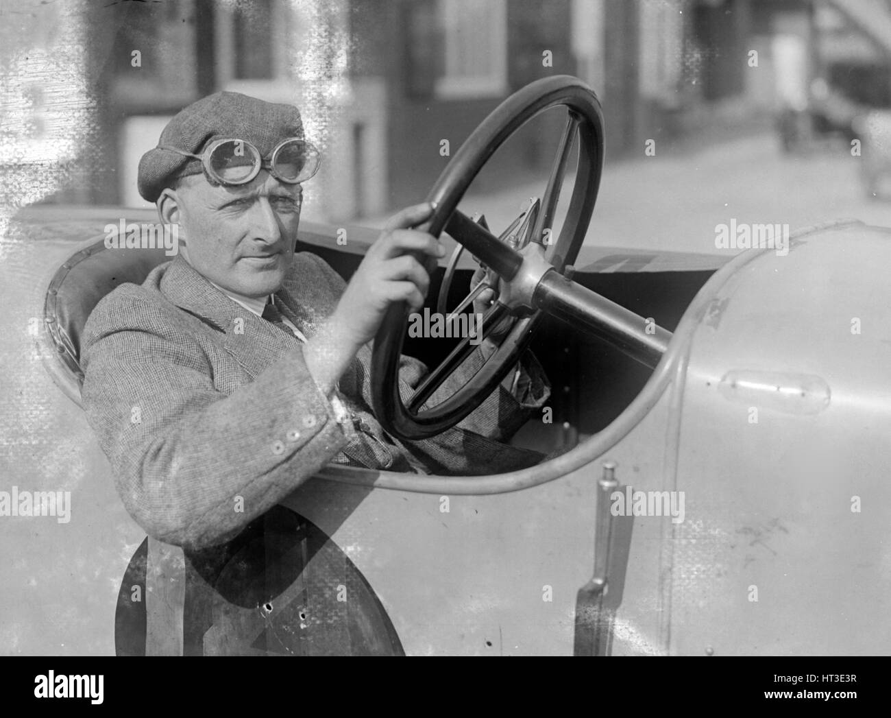 RJ Sully hinter dem Lenkrad ein er 14/40, Brooklands. Künstler: Bill Brunell. Stockfoto