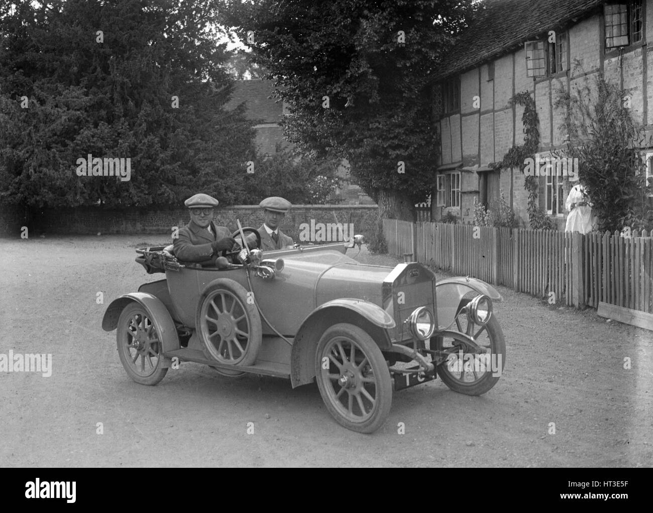 Sänger offene 2-Sitzer Auto. Künstler: Bill Brunell. Stockfoto