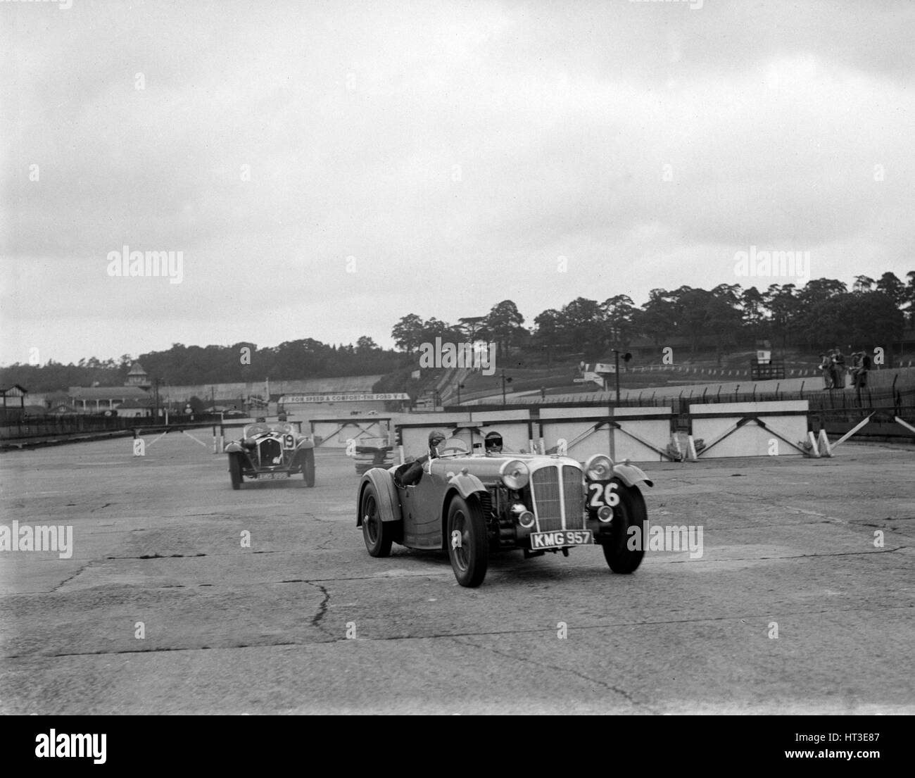 Rennwagen durch die Schikane, JCC Mitglieder Tag, Brooklands, 8. Juli 1939. Künstler: Bill Brunell. Stockfoto