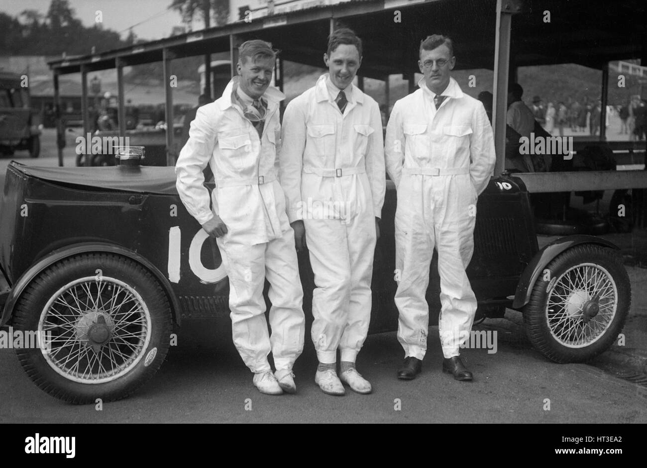 Rennfahrer mit einem Lea-Francis 1496 cc in Brooklands. Künstler: Bill Brunell. Stockfoto