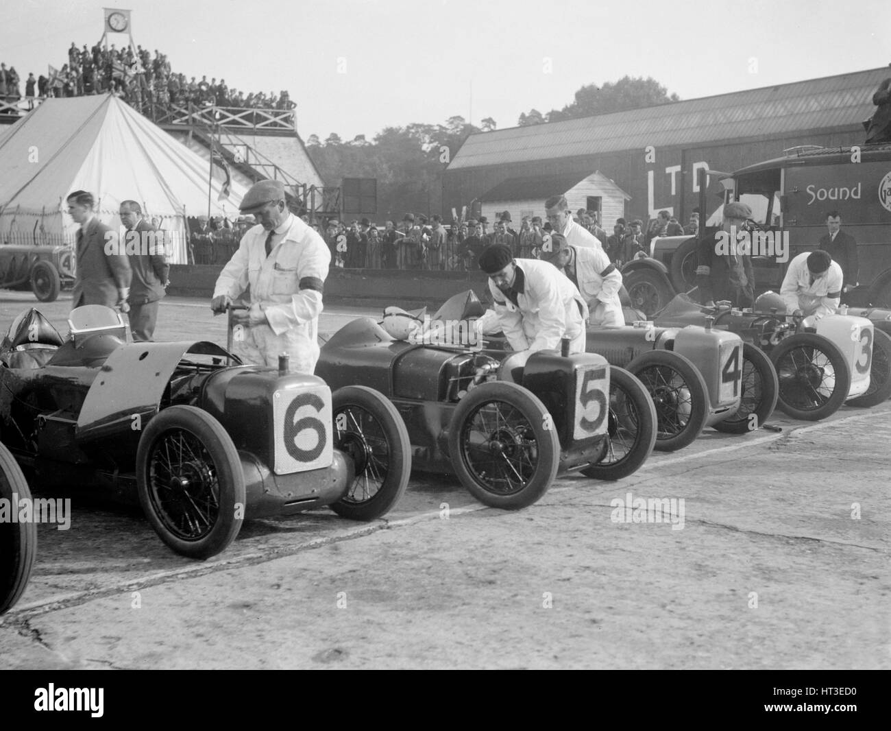 Austin 747 cc funktioniert Rennfahrer C Goodacre und JD Barnes, BRDC 500-Meilen-Rennen, Brooklands, 1931. Künstler: Bill Brunell. Stockfoto