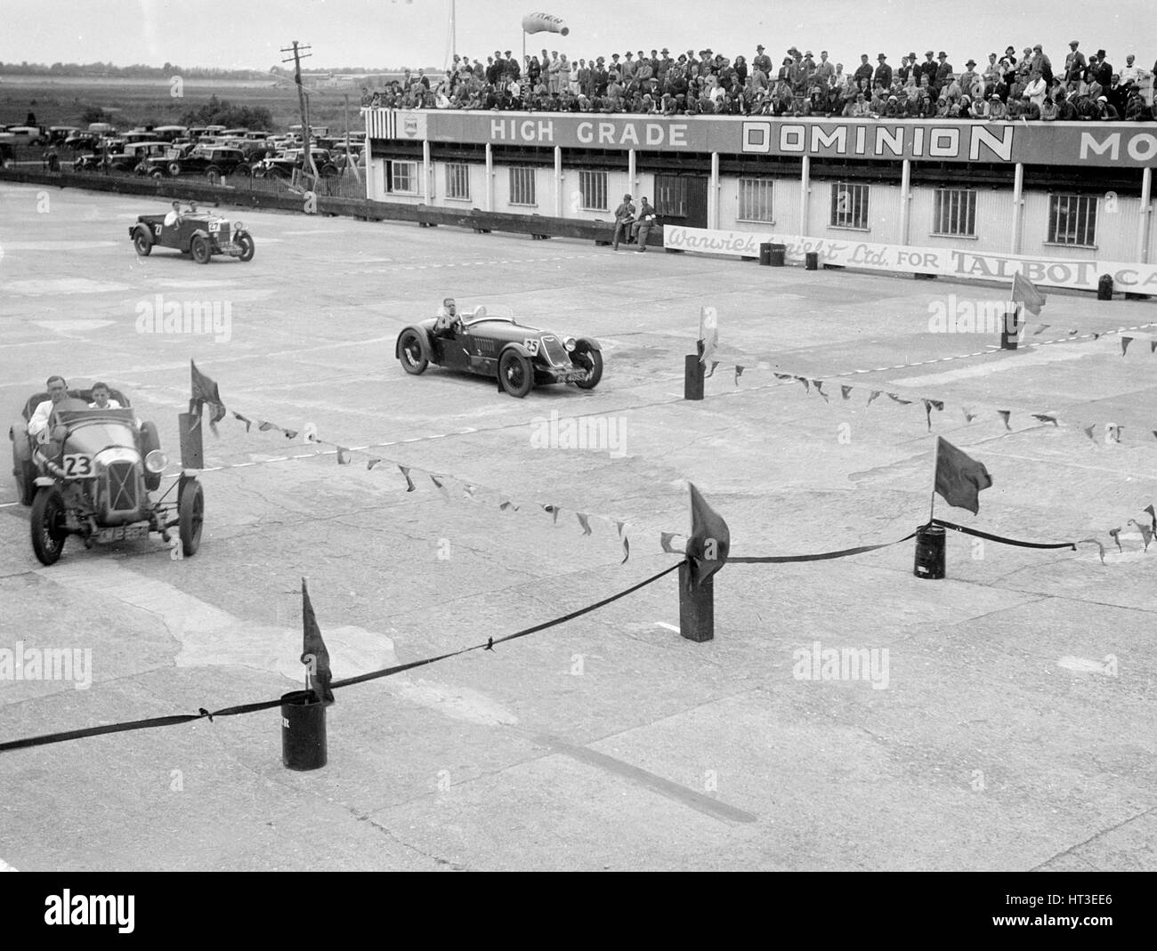 Salmson, Alta und Riley Autos in Aktion bei der JCC Mitglieder Tag in Brooklands, 4. Juli 1931. Künstler: Bill Brunell. Stockfoto