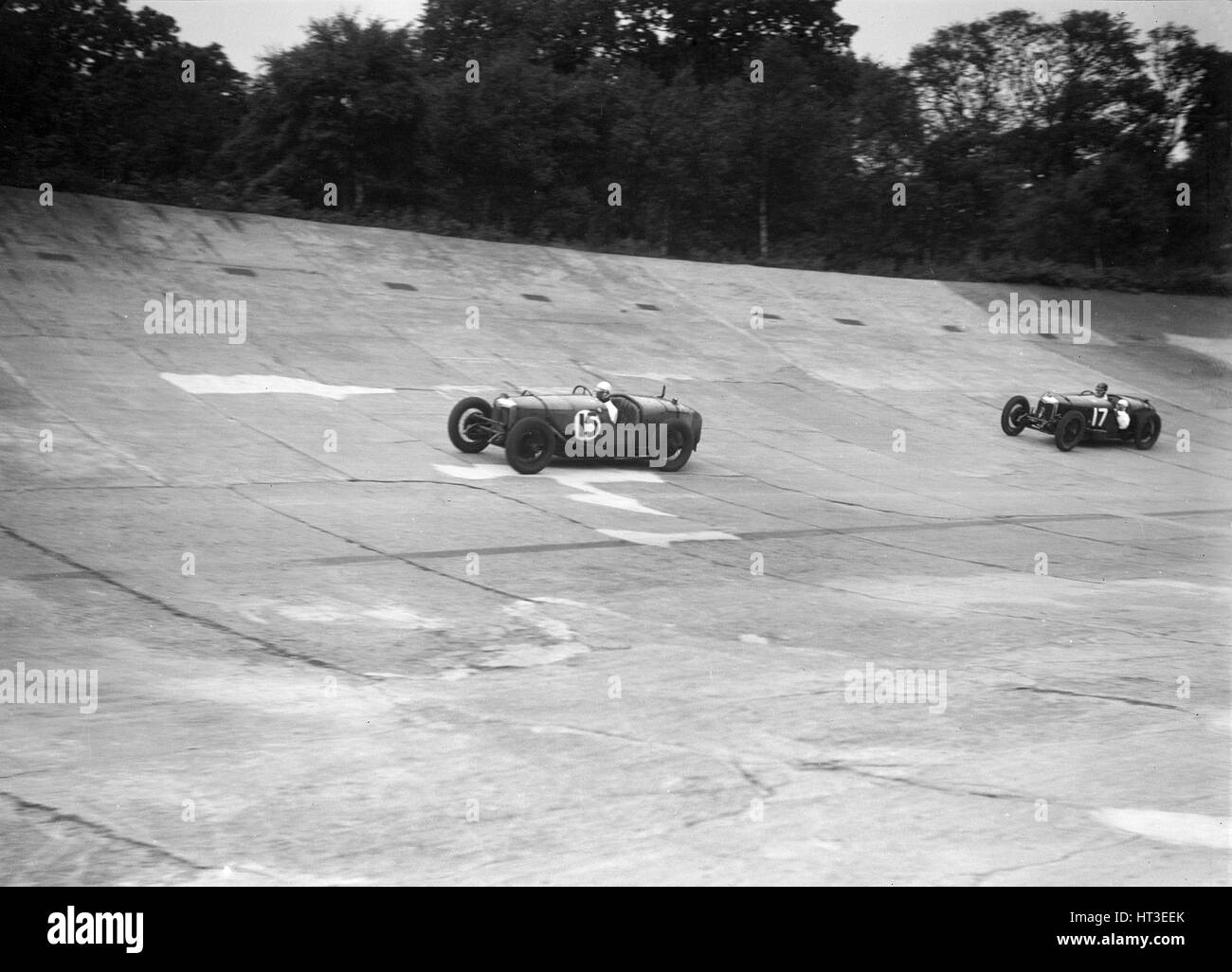 Zwei Riley 9 Brooklands racing auf das Banking bei JCC Mitglieder am Tag, Brooklands. Künstler: Bill Brunell. Stockfoto