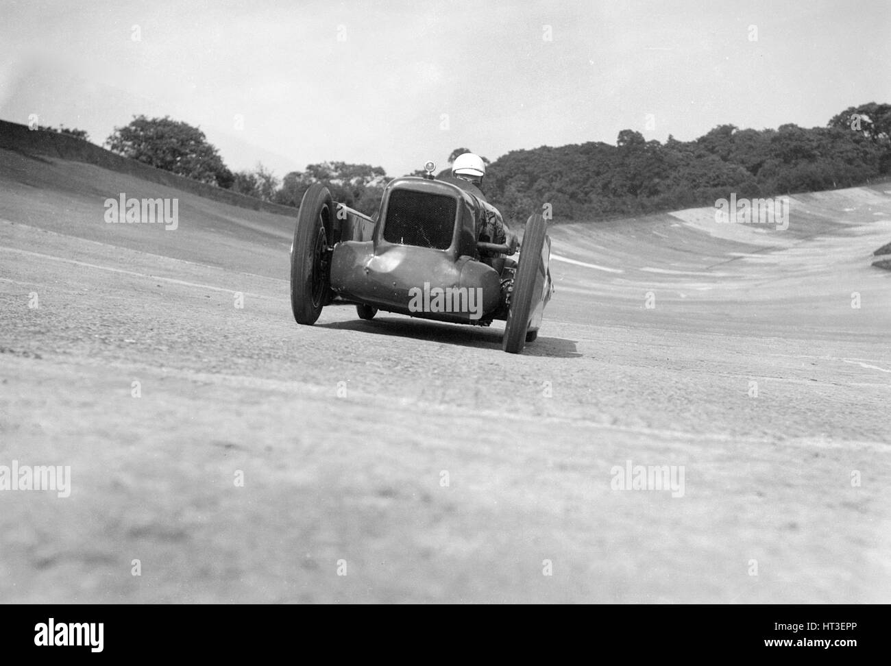 Leon Cushmans Austin 7 Racer macht einen Geschwindigkeit Rekordversuch, Brooklands, 8. August 1931. Künstler: Bill Brunell. Stockfoto