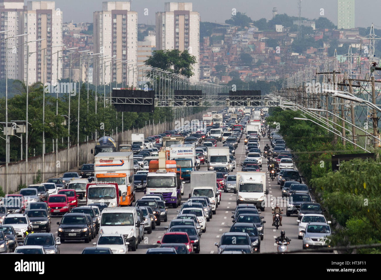 São Paulo, Brasilien. 6. März 2017. Schwerverkehr im Stadtteil Marginal Pinheiros, auf dem Höhepunkt der USP Raia, in der südlichen Zone. Bildnachweis: Marivaldo Oliveira/Pacific Press/Alamy Live-Nachrichten Stockfoto