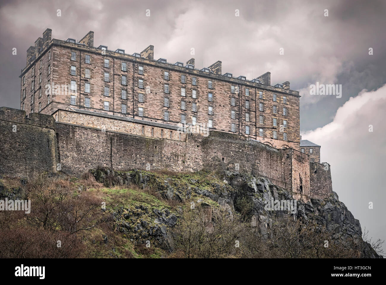 Ein typischer regnerischen Tag in Edinburgh mit dem Schloss sitzt stolz auf dem Felsen. Stockfoto