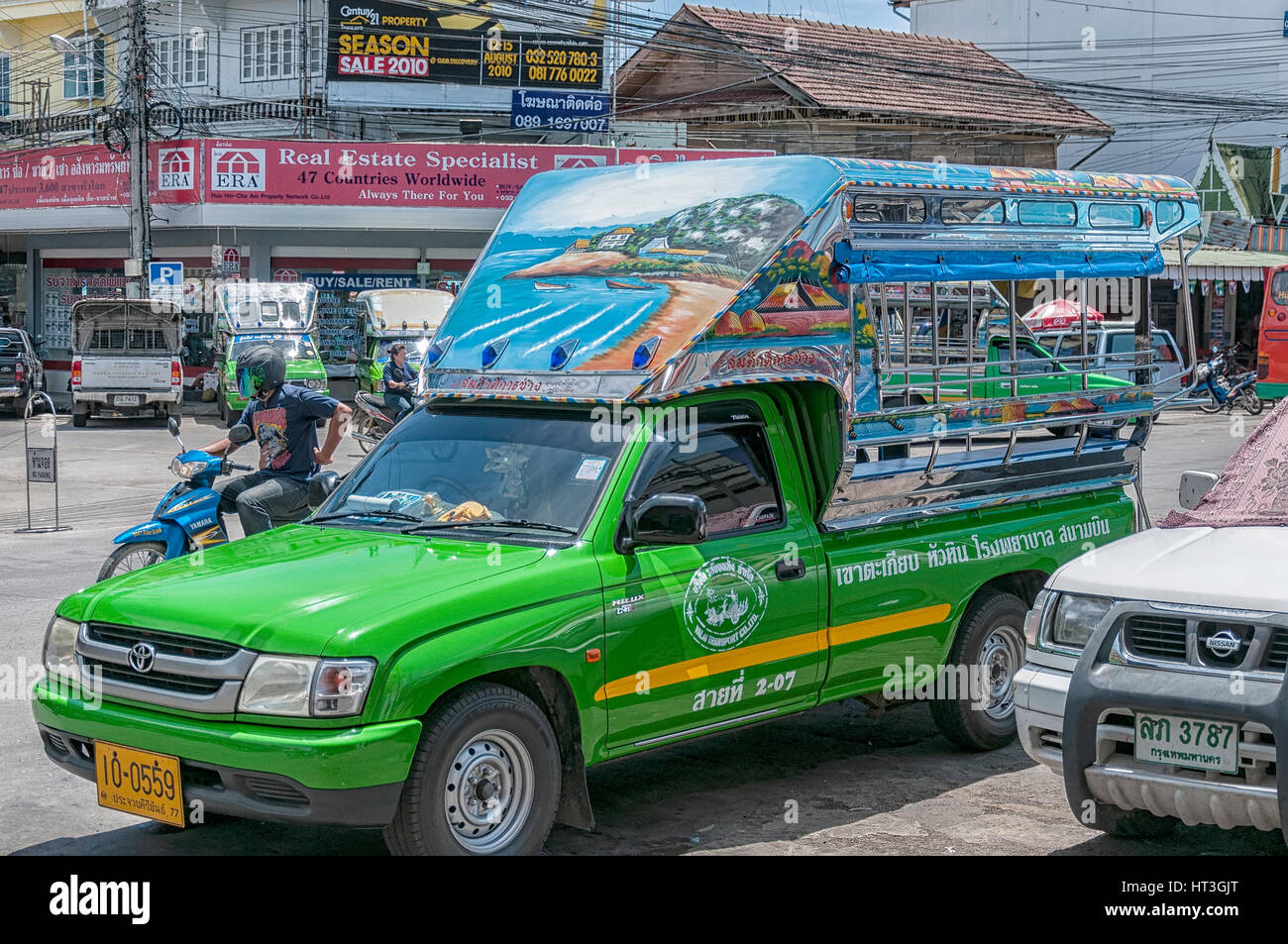 HUA HIN, THAILAND - 23. September 2010: Songthaew Pick-up-Truck im Zentrum von Hua Hin. Songthaews dienen als öffentliche Freigabe Taxis in Thailand mit s Stockfoto