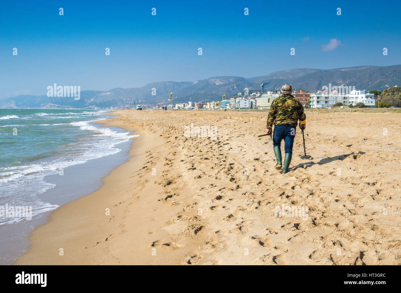 Mann mit Metalldetektor am Strand Stockfoto