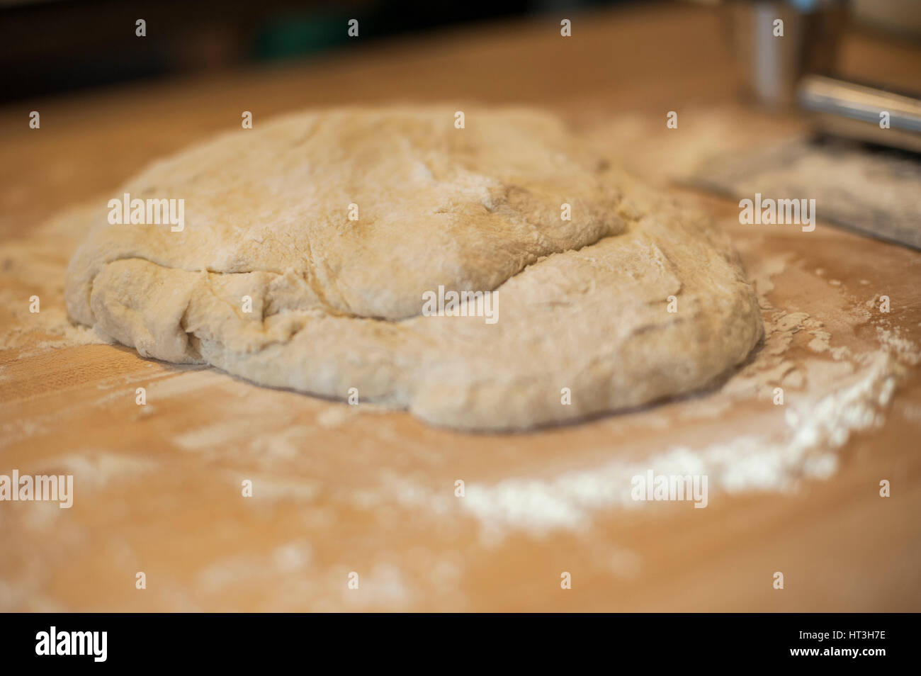 Focaccia Teig geknetet worden und ist bereit zum Aufstieg Stockfoto