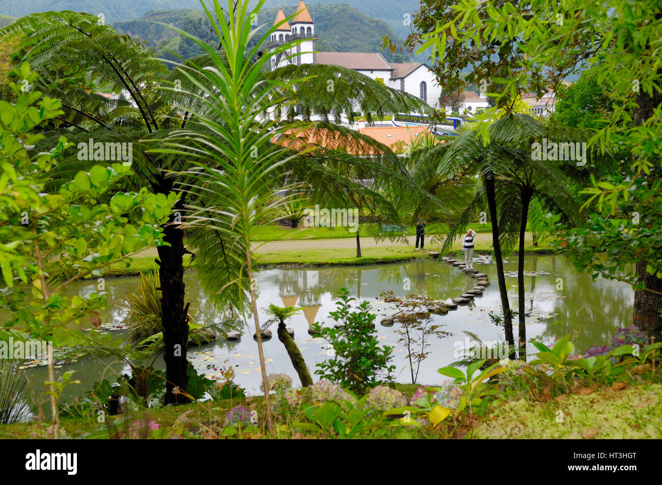 See mit weichen Steinen Terra Nostra Botanischer Garten und Hotel im Tal von Furnas, Insel Sao Miguel, Azoren Stockfoto