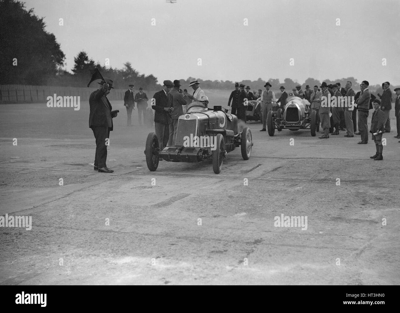 Lea-Francis, Delage und Bentley an einem Motor Club Surbiton Rennveranstaltung, Brooklands, Surrey, 1928. Künstler: Bill Brunell. Stockfoto