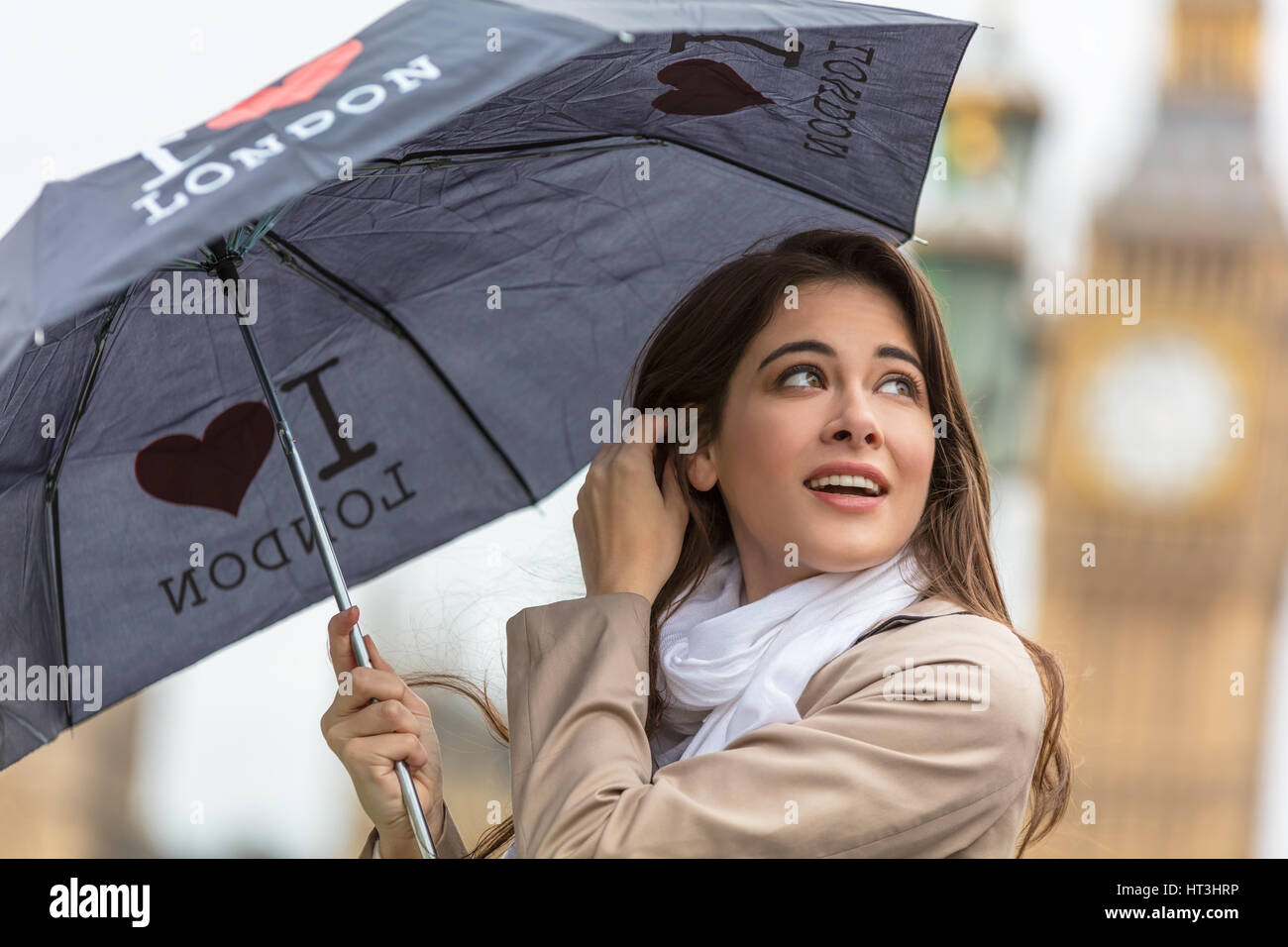 Mädchen oder eine junge Frau-Touristen im Urlaub mit einem I Heart London Regenschirm mit Big Ben im Hintergrund, London, England, Großbritannien Stockfoto