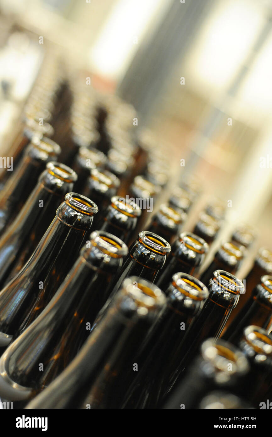 Bierflaschen auf einem Förderband in einer Brauerei Stockfoto
