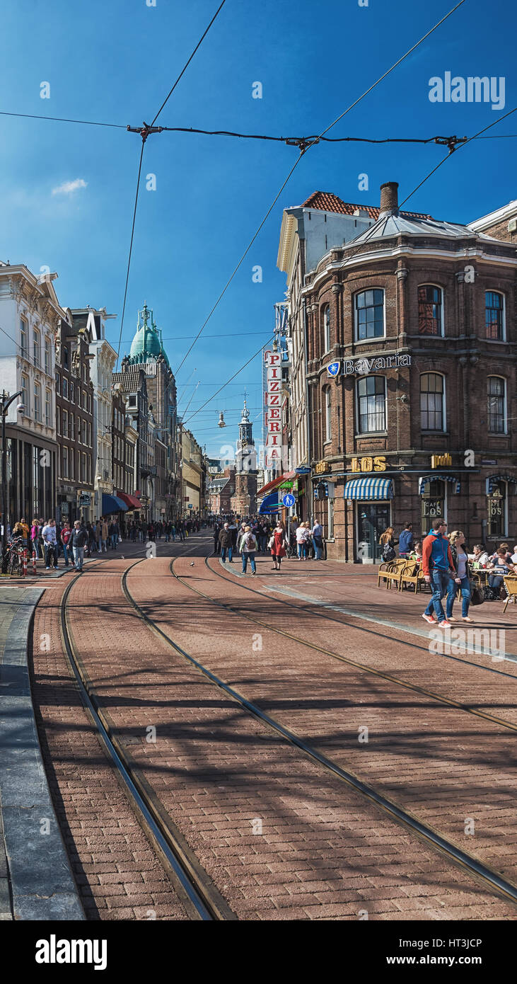 Amsterdam, Niederlande, 10. April 2016: Reguliersbreestraat in das alte Zentrum von Amsterdam mit im Hintergrund der Munttoren. Stockfoto