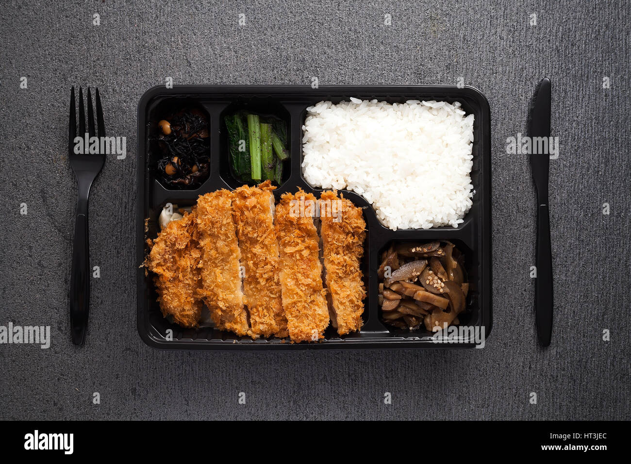 Japanisches Essen Tonkatsu Reis und Gemüse mitnehmen auf Tisch Hintergrund flach legen Stillleben leckeres Essen Stockfoto