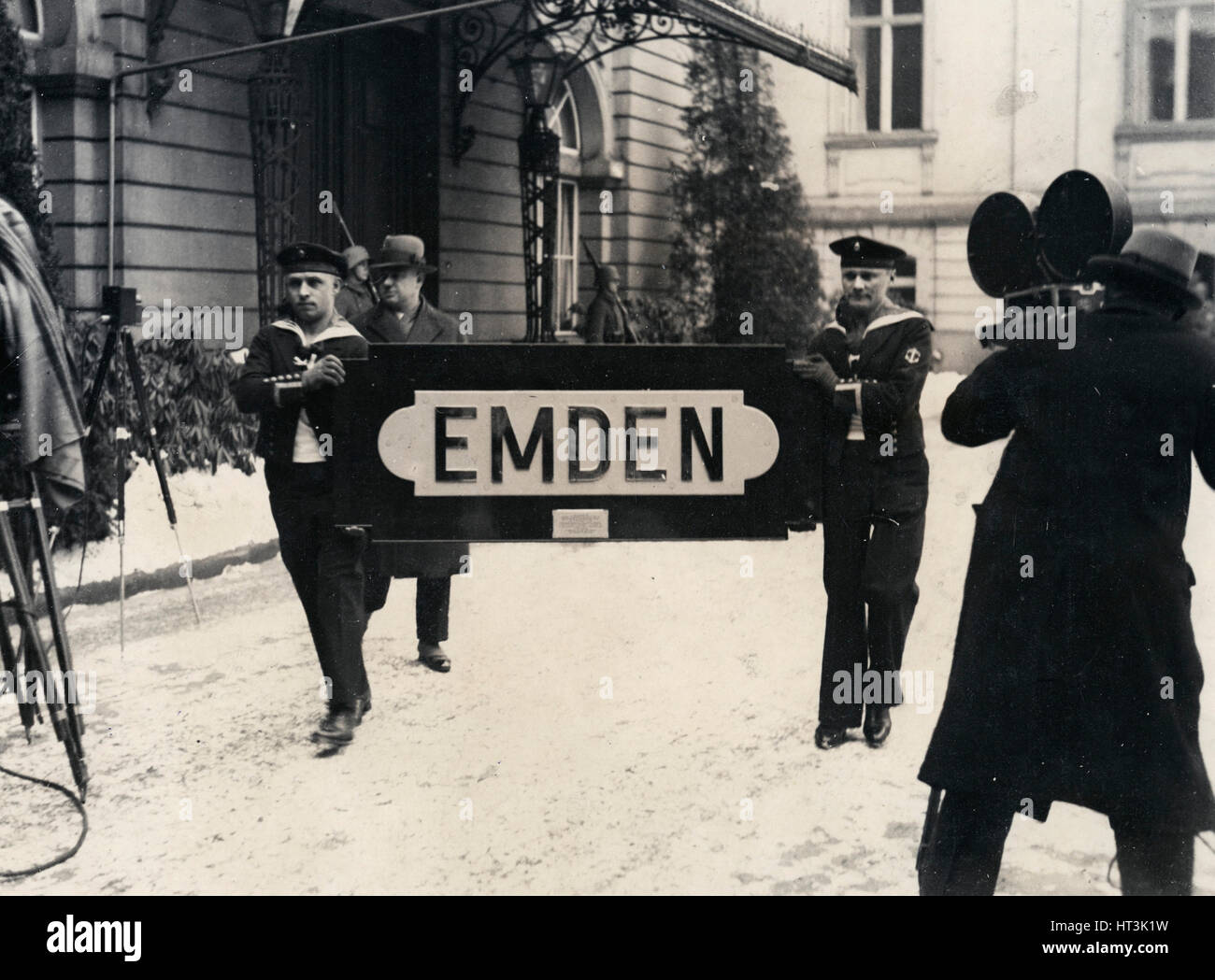 Präsentation der Emden - Hindenburg, c1930s abonnieren. Künstler: unbekannt. Stockfoto