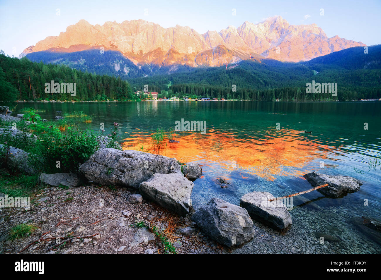 Fantastischen Sonnenuntergang am Berg See Eibsee, befindet sich in Bayern, Deutschland. Dramatische ungewöhnliche Szene. Alpen, Europa. Stockfoto