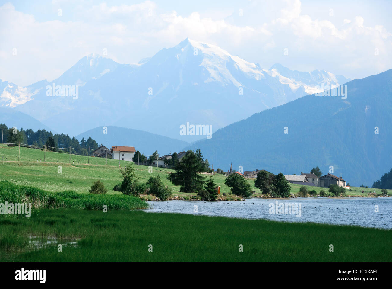 Schöne Aussicht auf den See Muta (Haidersee) und Ortler Gipfel, befindet sich nahe dem Dorf St. Valentin, Alpen, Italien, Europa. Stockfoto