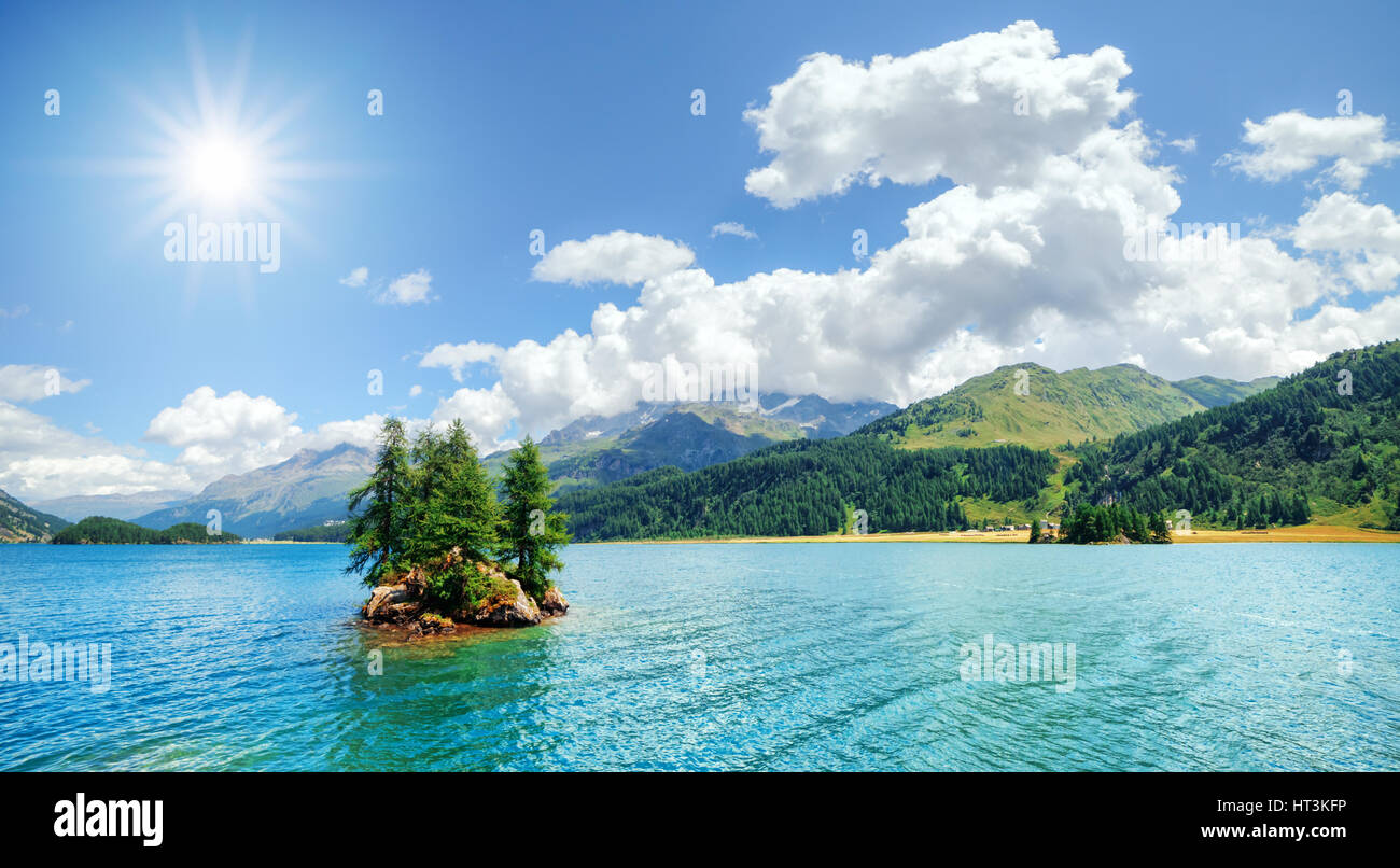 Erstaunliche Sonnentag am Silsersee See in den Schweizer Alpen. Segl, Schweiz, Europa. Stockfoto