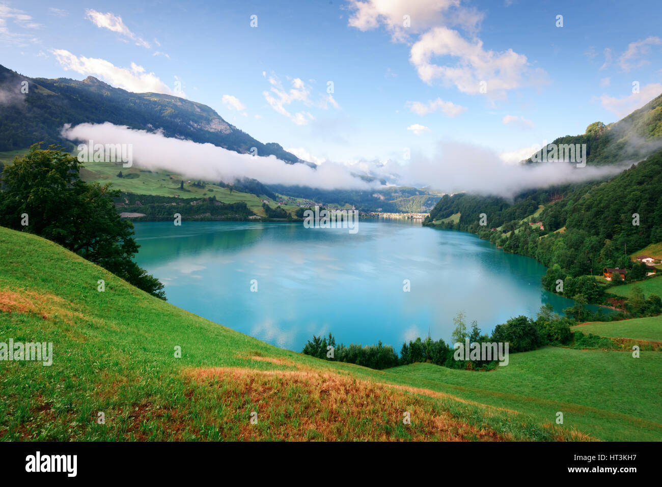 Herrliche Aussicht auf den Lungerersee-See im Morgennebel. Lungern-Dorf, Schweiz, Europa. Stockfoto