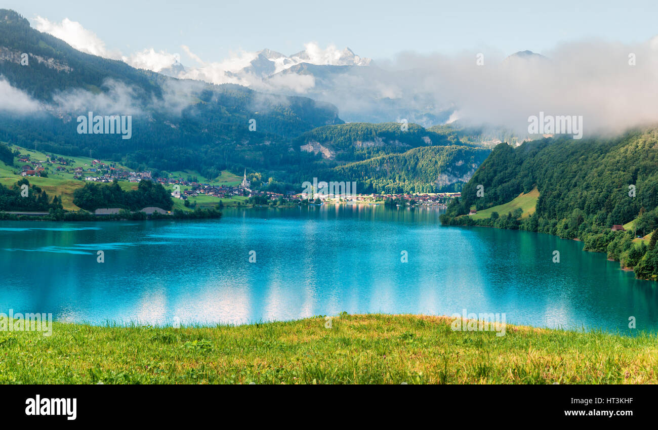 Herrliche Aussicht auf den Lungerersee-See im Morgennebel. Lungern-Dorf, Schweiz, Europa. Stockfoto