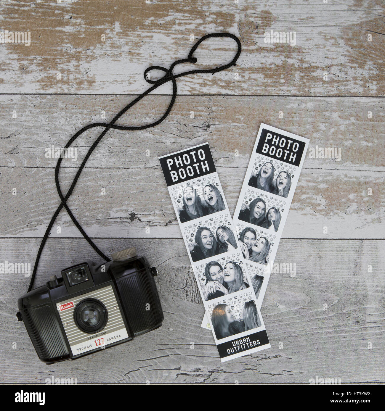 Photo Booth Filmstreifen mit alten Kodak Camara auf einem hölzernen Hintergrund Stockfoto