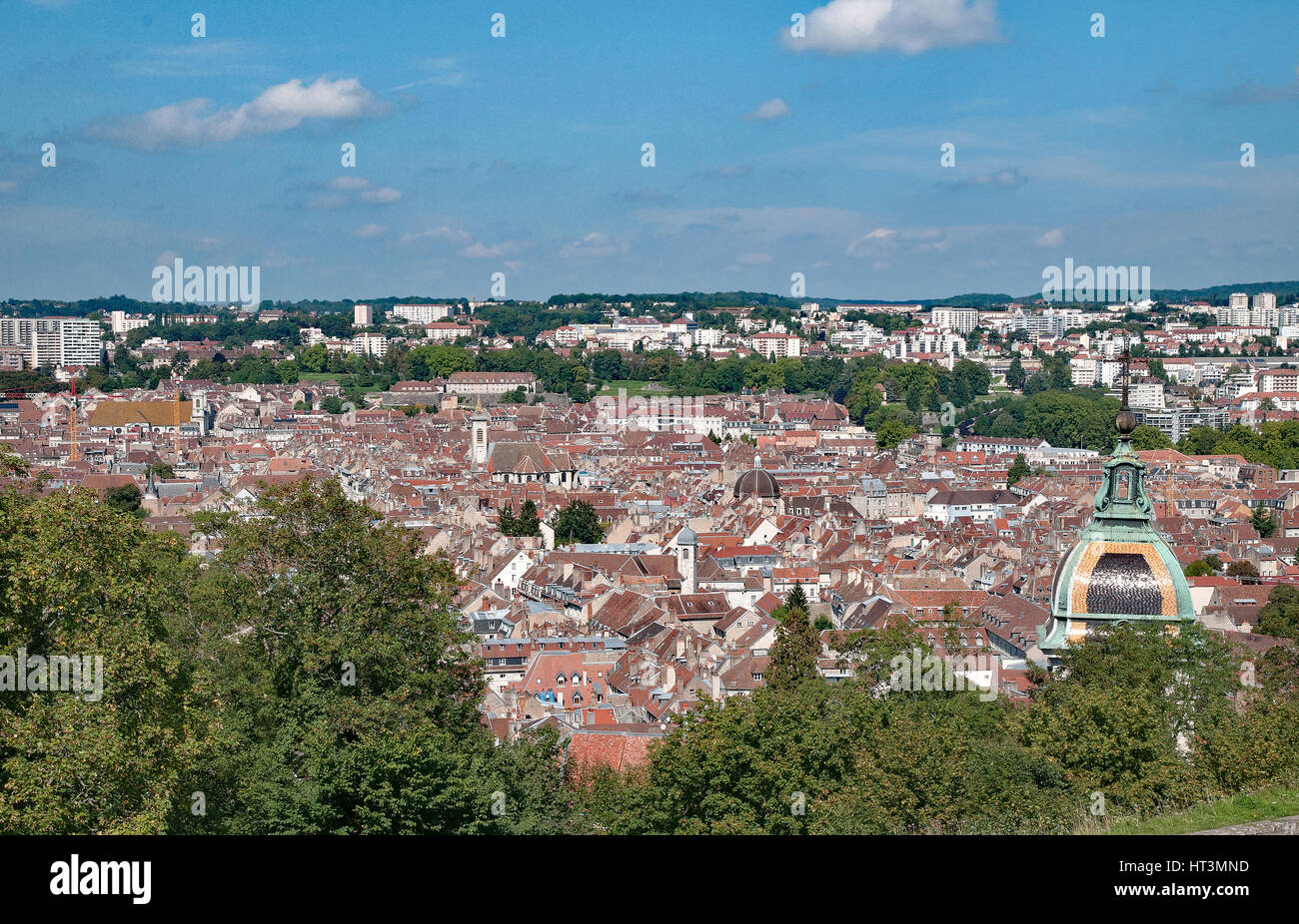 Besancon, gesehen aus Sicht nahe dem Eingang zur Zitadelle mit der Kuppel der Cathedrale Saint Jean auf richtige Besancon Frankreich Stockfoto
