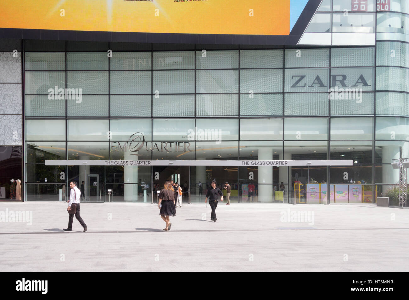 Zara Shop und der Eingang zum quartier im Emporium Komplex Glas der Shopping Malls in Bangkok, Thailand Stockfoto