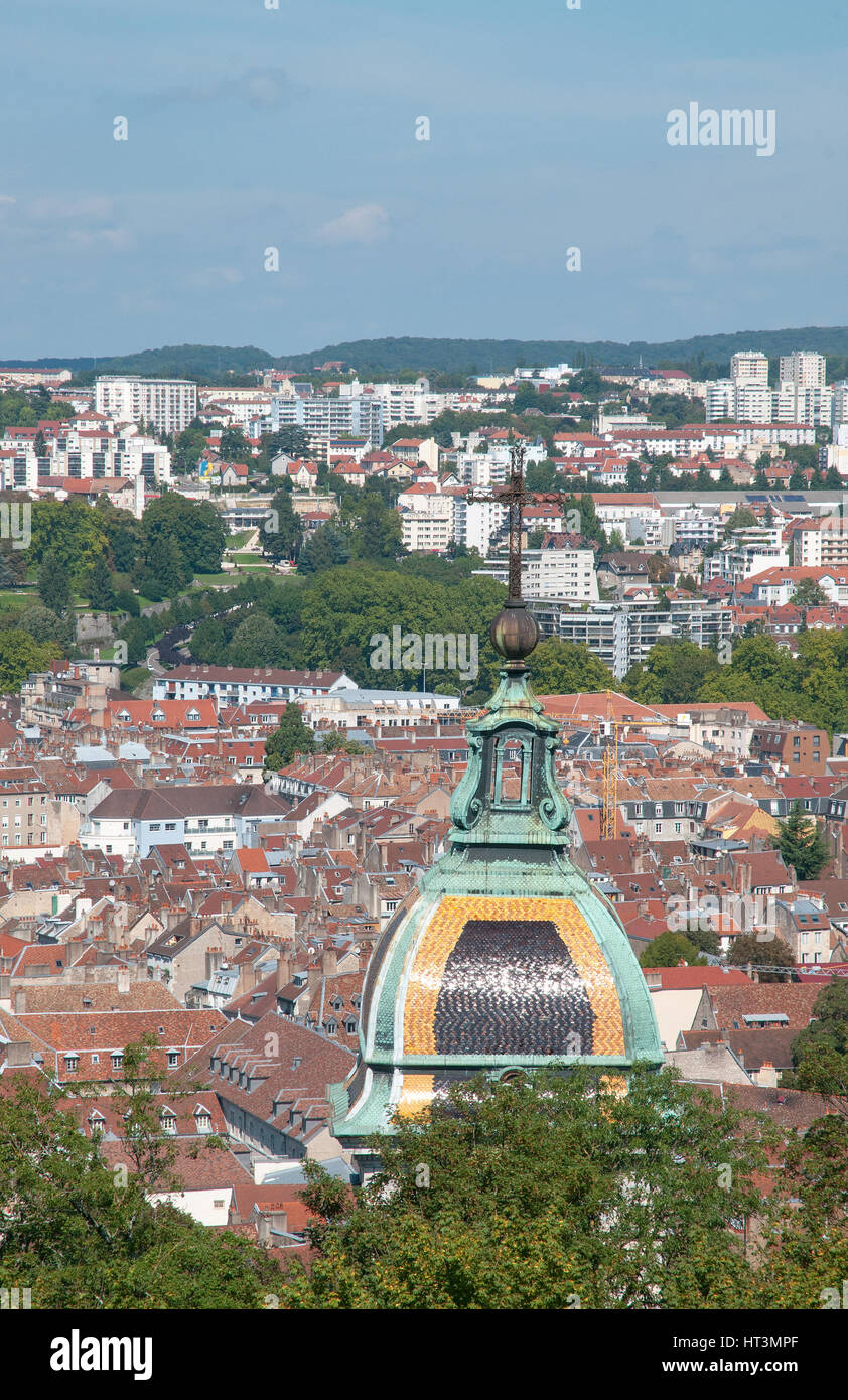 Besancon, gesehen aus Sicht nahe dem Eingang zur Zitadelle mit der Kuppel der Kathedrale Saint-Jean in Vordergrund Besancon Frankreich Stockfoto