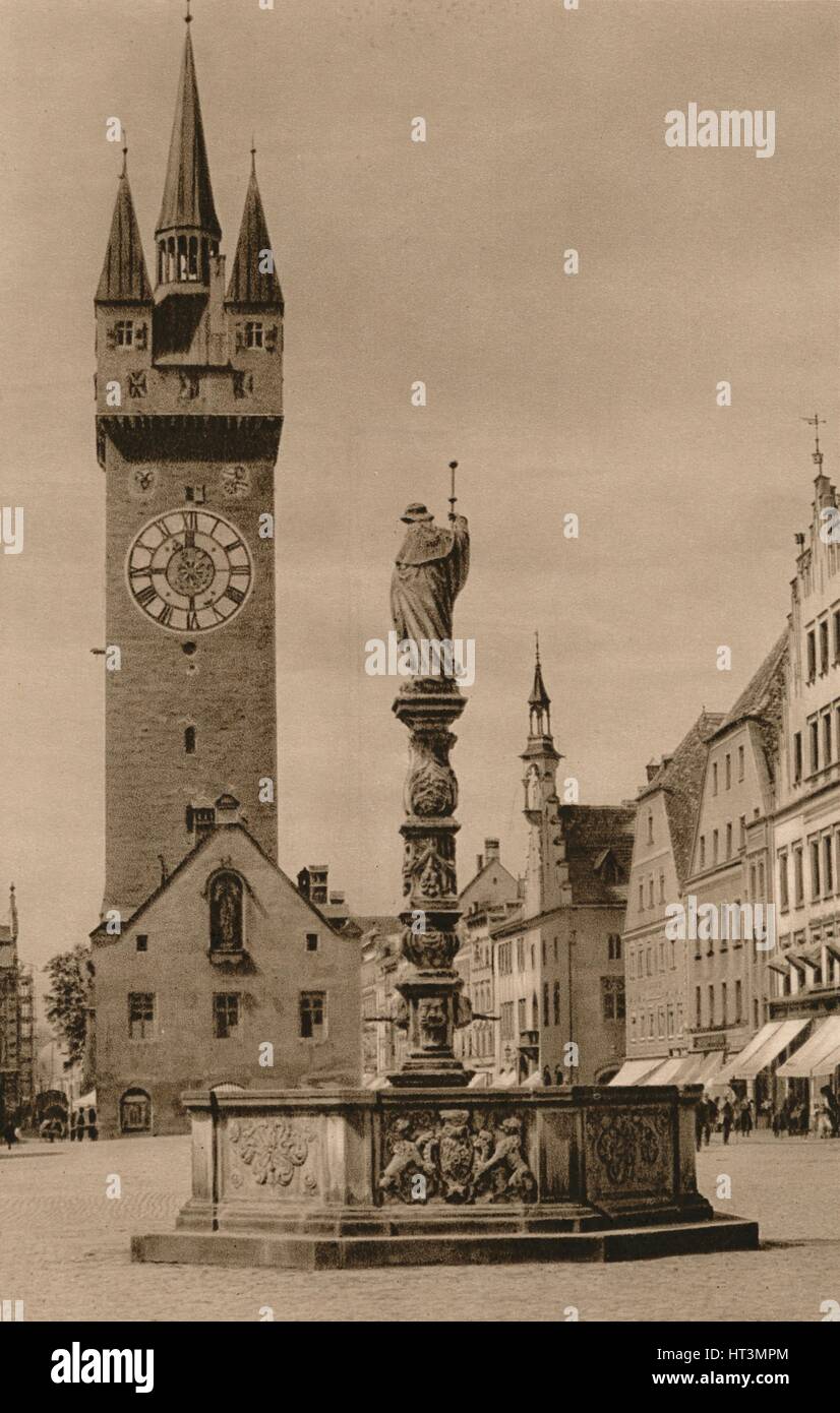 "Straubing - Ludwigsplatz mit Stadtturm und 1644-Brunnen", 1931. Künstler: Kurt Hielscher. Stockfoto