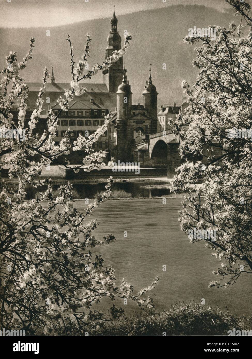 "Heidelberg. Auf die alte Neckarbrücke ", 1931. Künstler: Kurt Hielscher. Stockfoto