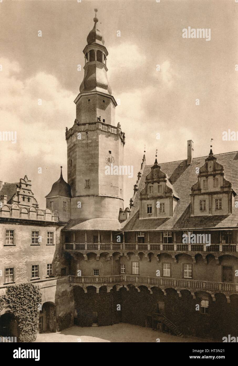 "Oels (Schlesien) - Innenhof des Schlosses", 1931. Künstler: Kurt Hielscher. Stockfoto