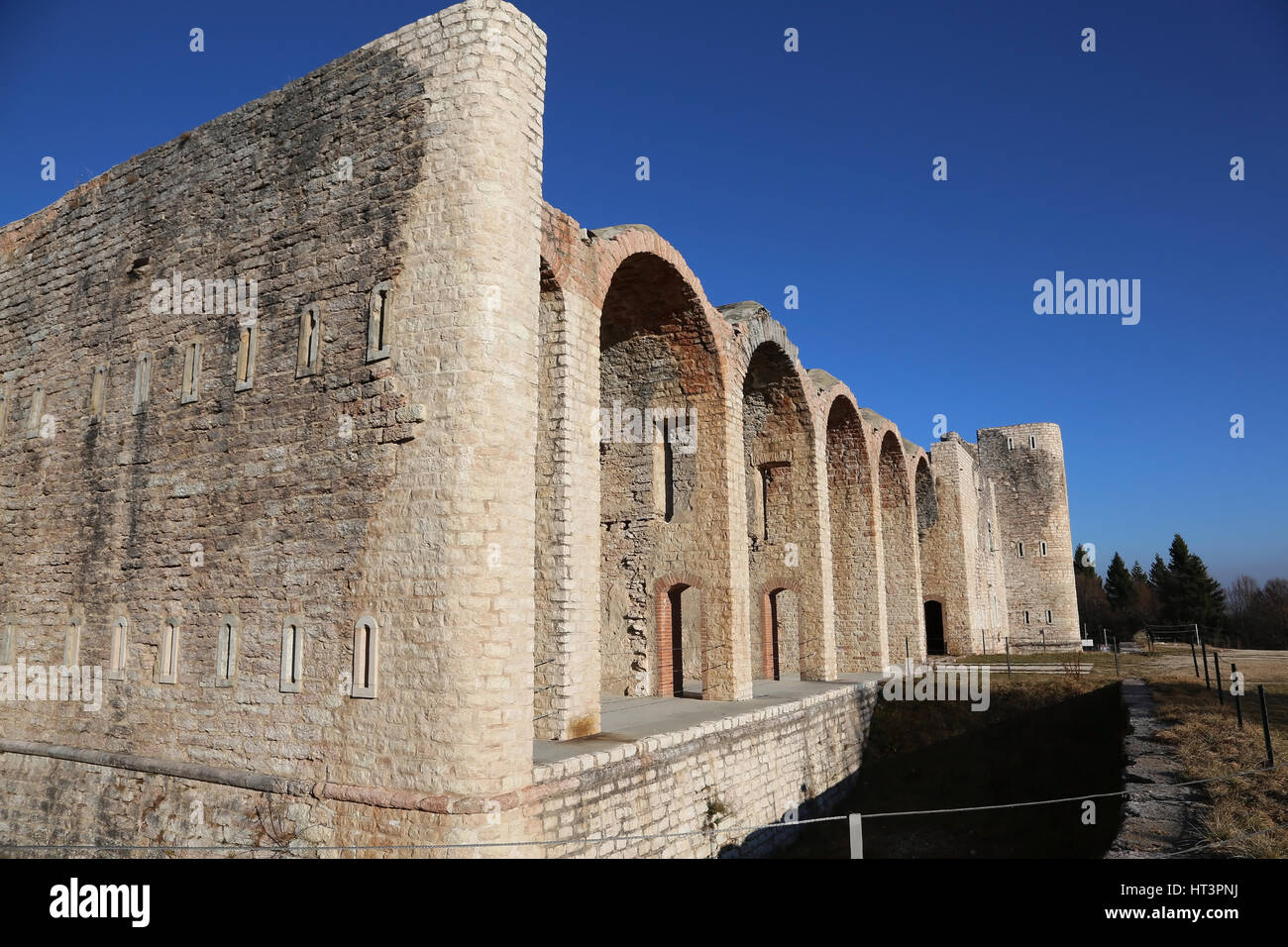 Externe Wände einer alten Festung des ersten Weltkrieges in der Nähe von Asiago Stadt in Provinz von Vicenza im nördlichen Italien Stockfoto