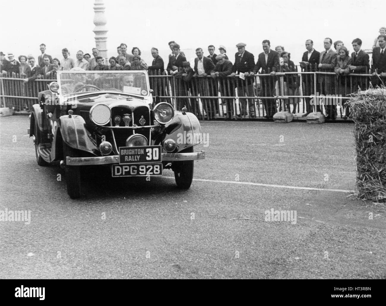 1937 Riley Luchs auf den 1952 Brighton Rallye Künstler: unbekannt. Stockfoto