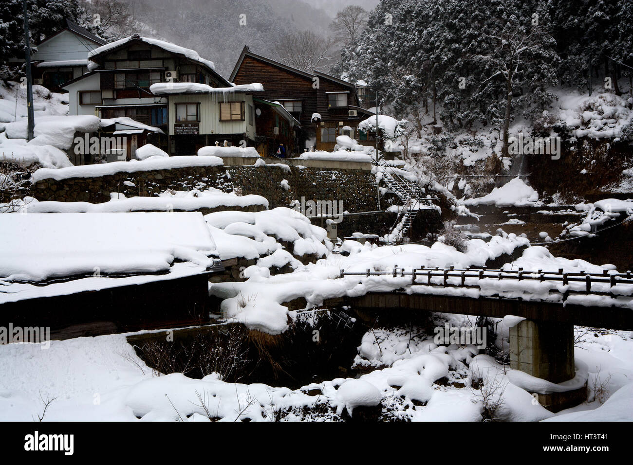 Japanisches Gasthaus oder Ryokan, an Jigokudani Nationalpark in Japan in der Nähe von heißen Quellen von Schneeaffen begünstigt. Stockfoto