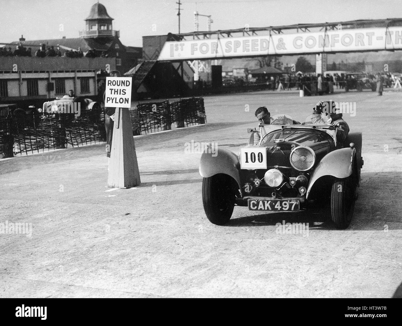 1938 S.S 100 bei Brooklands Suring Junior Car Club Event 25. März 1939 Künstler: unbekannt. Stockfoto