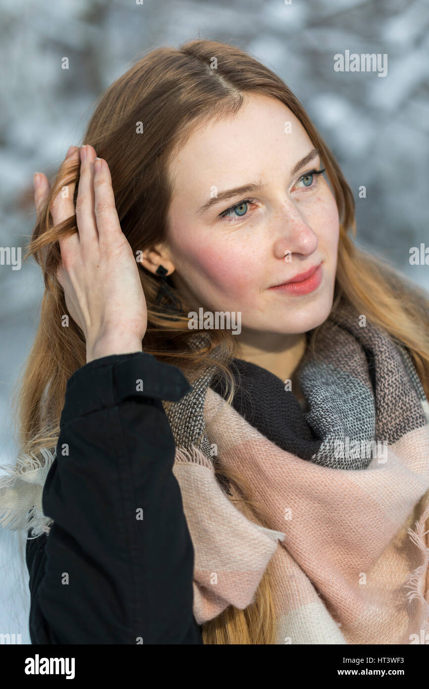 glückliche junge Frau hat Spaß am Winter Holz gehen Stockfoto