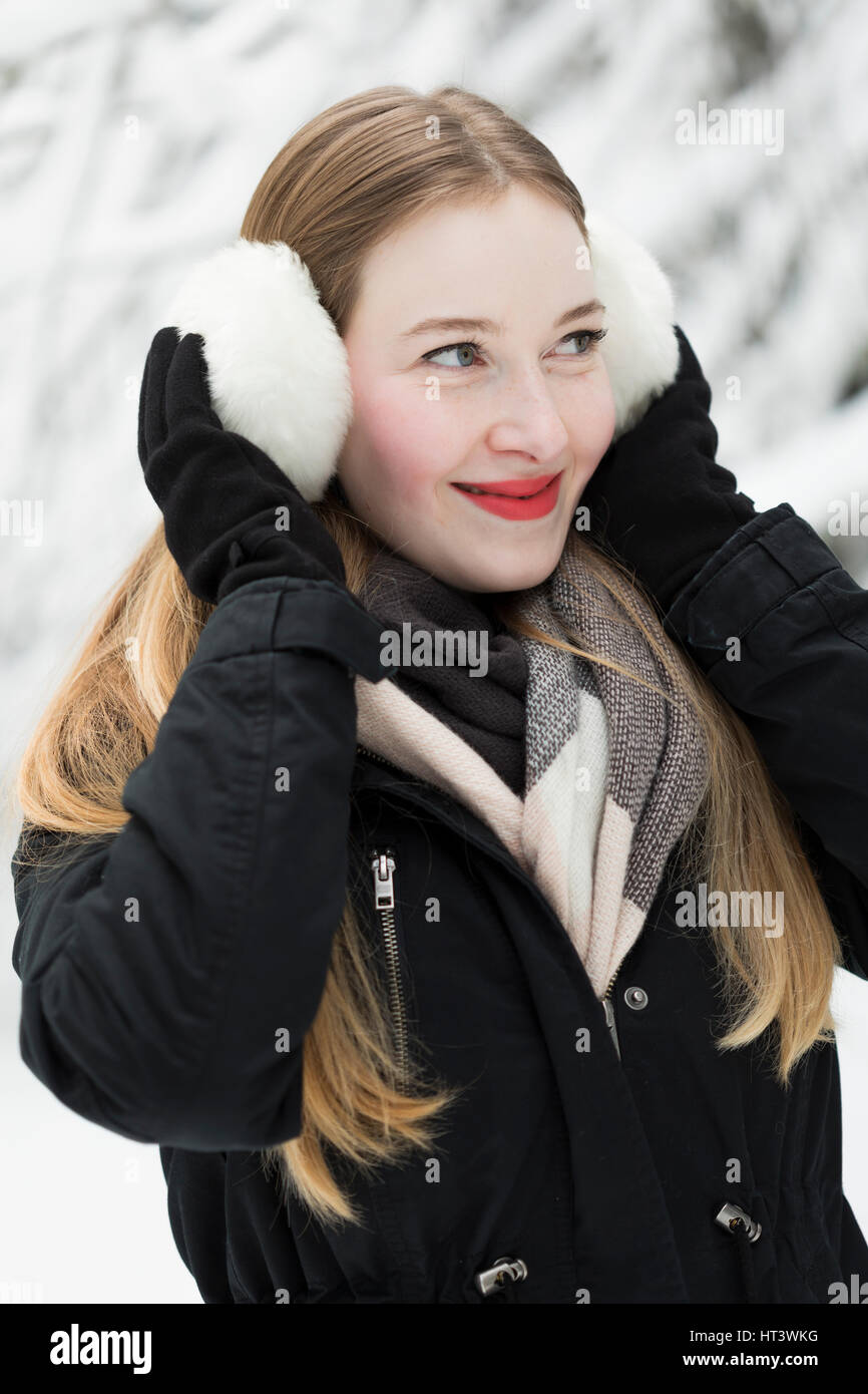 glückliche junge Frau hat Spaß am Winter Holz gehen Stockfoto